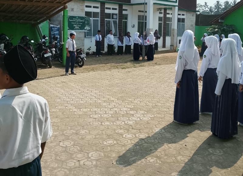 Usai ASTS, MTs Nurul Iman Cikembulan Kembali Gelar Upacara Bendera Rutin Hari Senin
