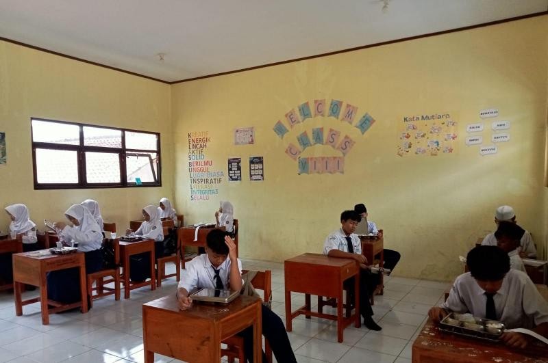 Program MBG Terus Berlanjut, Siswa MTs Nurul Iman Cikembulan Tetap Rutin Dapatkan Makan Bergizi