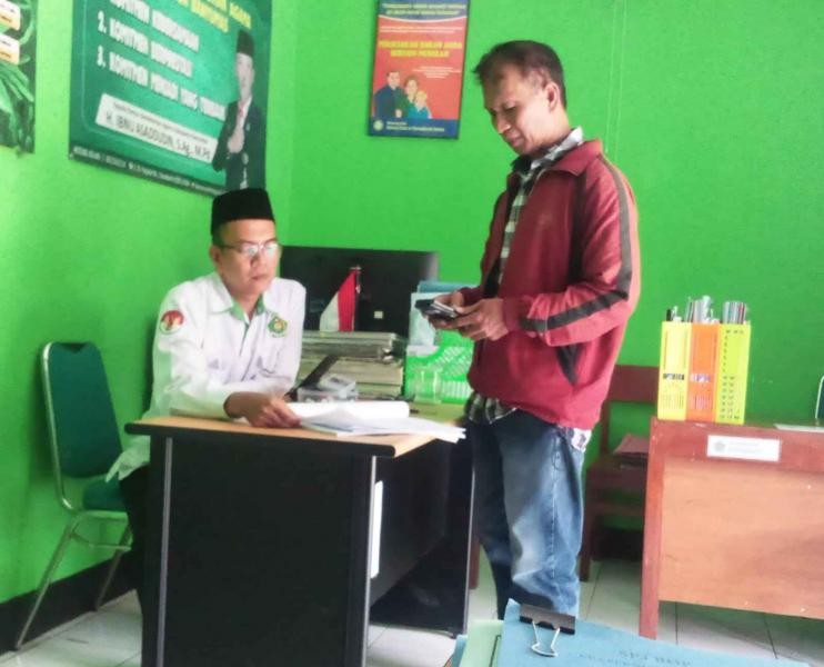 Staf KUA Layani Konfirmasi Perubahan Alamat Rekomendasi Nikah bagi Catin ke Tegal