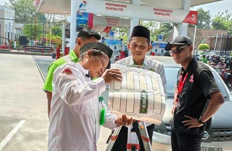 Dibawah Terik Matahari, Satria Falak Community Layani Pengukuran Arah Kiblat Tiga Musala SPBU di Banyumas