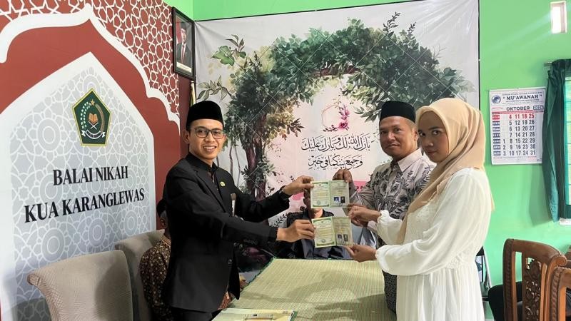 Khidmat dan Lancar, KUA Karanglewas Laksanakan Pencatatan Pernikahan Pengantin Asal Karangkemiri