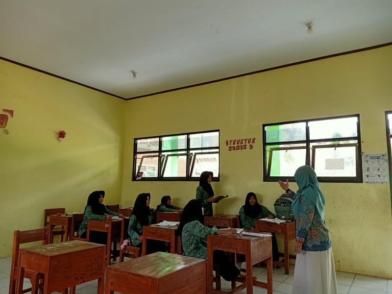 Perdalam Kemampuan Berbahasa Inggris, Siswa MTs Nurul Iman Cikembulan Ikuti Extra English Club