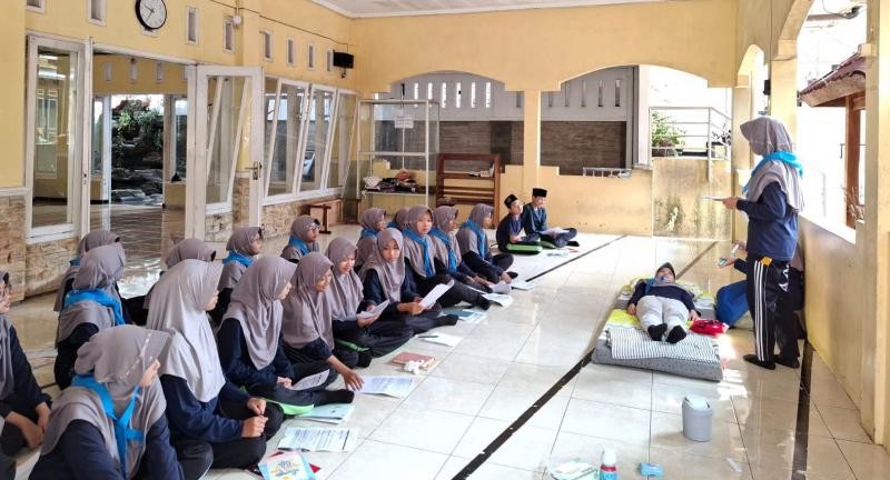 Ekskul PMR MTs Modern Al Azhary Ajibarang Praktik Perawatan Keluarga Cek TTV