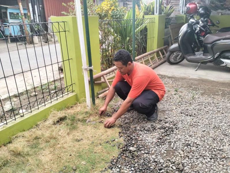 KUA Wangon Lakukan Kebersihan Lingkungan Kantor sebagai Wujud Kepedulian terhadap Lingkungan