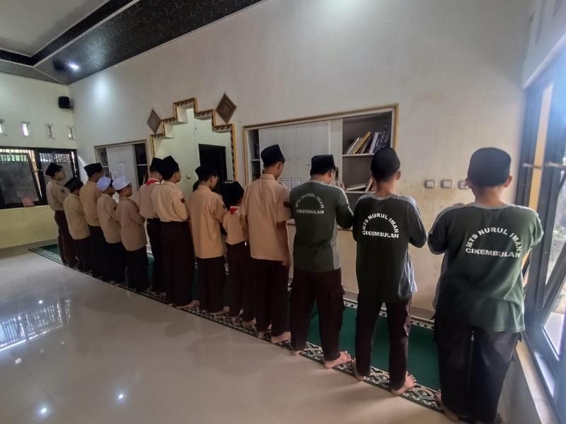 Jumat Berkah, MTs Nurul Iman Cikembulan Laksanakan Sholat Dhuha Dilanjutkan Sholat Istisqa