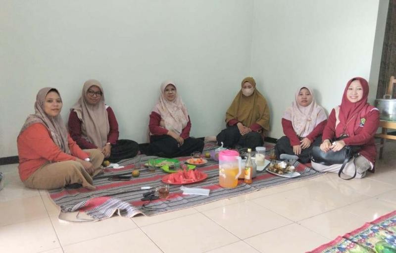 Sambangan Pegawai KUA Karanglewas, Pererat Silaturahmi melalui Tasyakuran dan Arisan