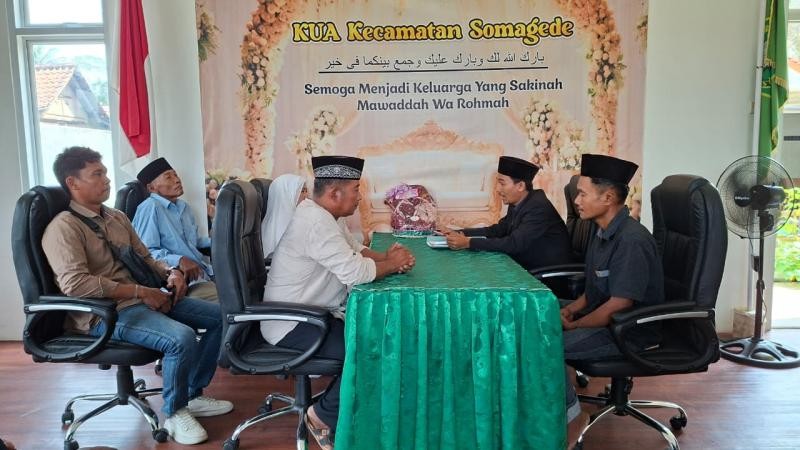Membuka Lembaran Baru, Pasangan Asal Sokawera Langsungkan Pernikahan Khidmat di KUA Somagede