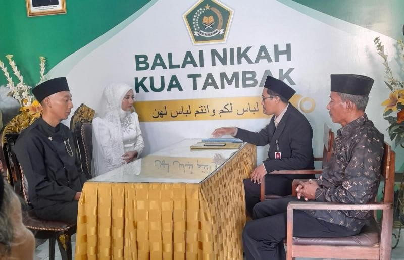 Pernikahan di Balai Nikah KUA Tambak Berlangsung Khidmat