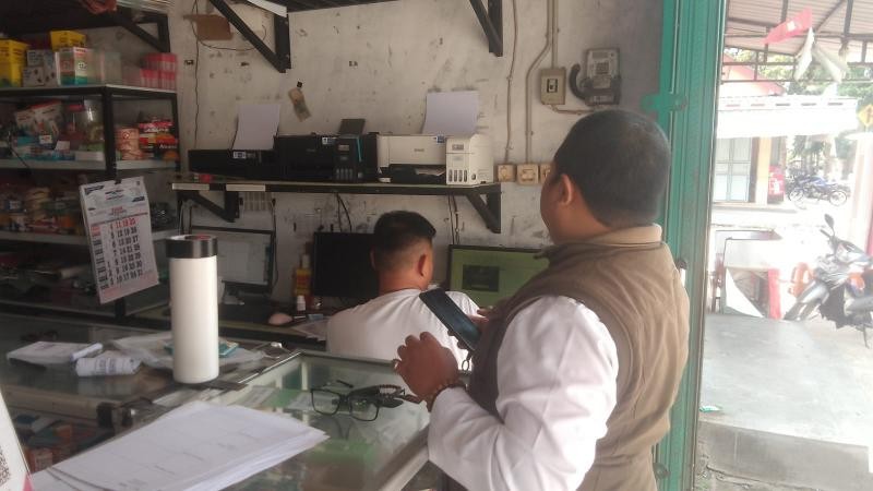 Penyuluh KUA Wangon Siapkan Brosur Penyuluhan Remaja Usia Sekolah