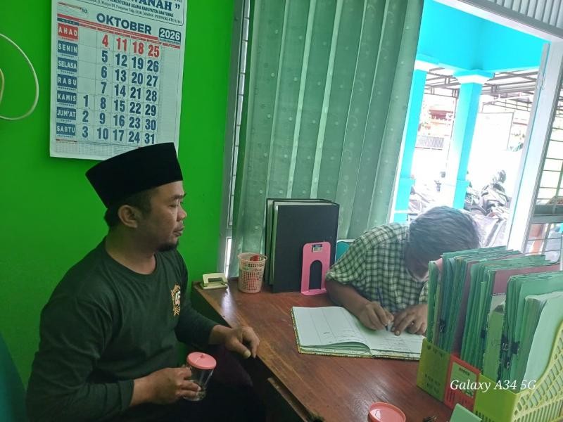 Staf KUA  Berikan Layanan Konsultasi Waris kepada Warga Rejasari