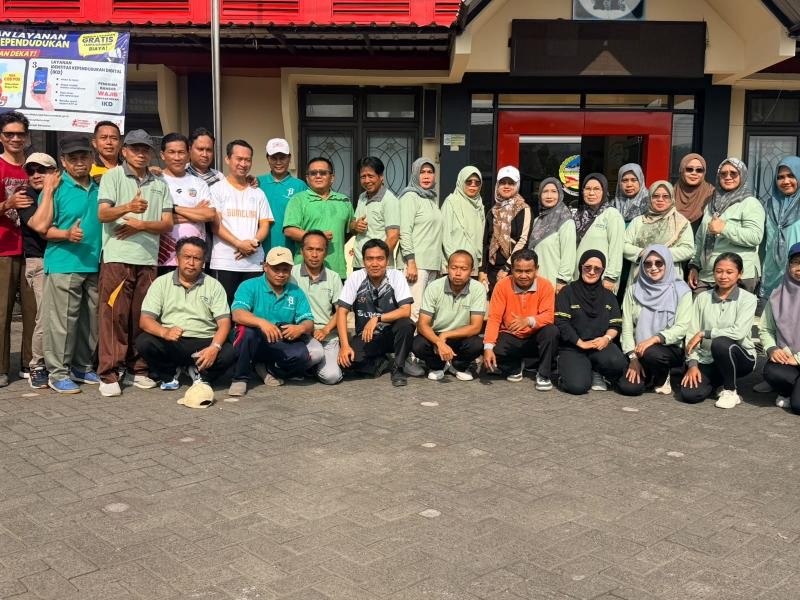 PAI KUA KECAMATAN GUMELAR MENJAGA KEKOMPAKAN ,KESEHATAN SETIAP JUMAT DENGAN OLAH RAGA BERSAMA FORKOMPINCAM
