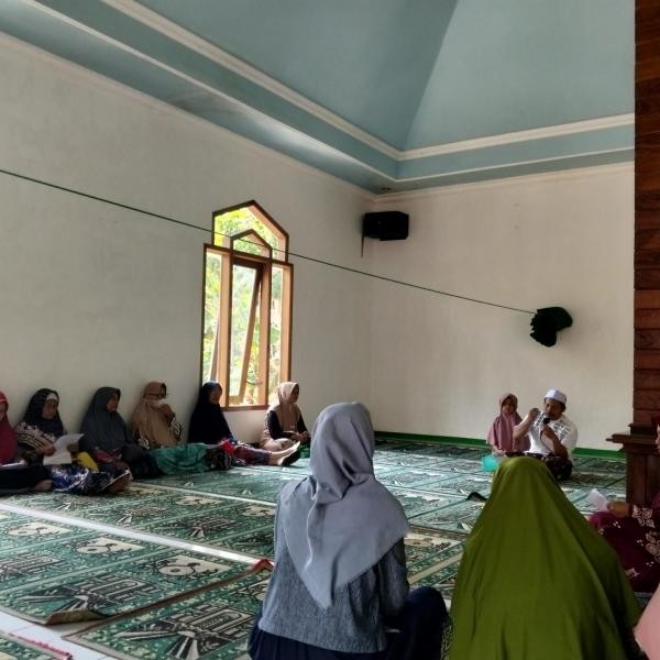 PAI KUA KECAMATAN GUMELAR KAMBALI MENJADI PEMBICARA DI MT AL IKHLAS TEMA KELUARGA SAKINAH