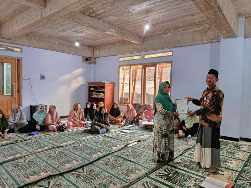 KUA Lumbir Serahkan Sertifikat IJOP Majelis Taklim Khairunnisa Desa Parungkamal