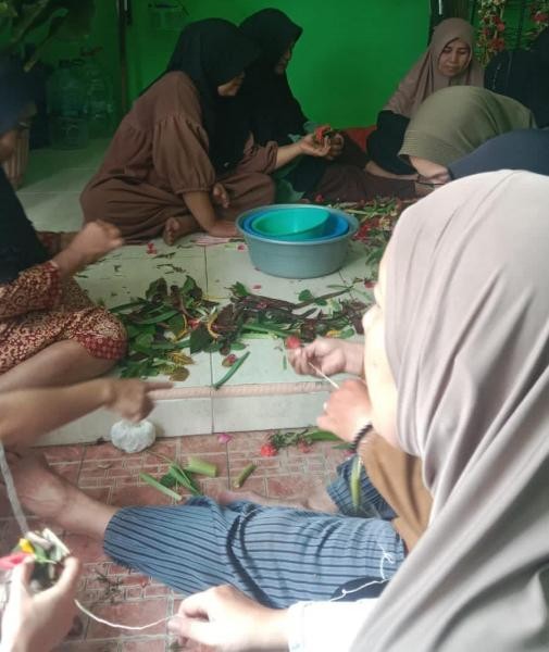Wujud Solidaritas dan Kepedulian, Penyuluh Bantu Warga Merangkai Bunga untuk Pemakaman
