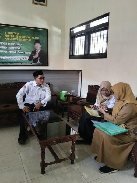 **KUA GUMELAR HADIRKAN PELAYANAN PRIMA: SENTUHAN HANGAT DAN SENYUM RAMAH UNTUK MASYARAKAT**