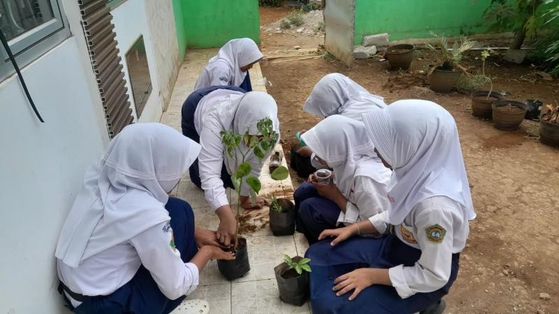 Tumbuhkan Kepedulian Lingkungan, Siswa MTs Nurul Iman Cikembulan Praktik Tanam Pohon dalam Kegiatan Kokurikuler