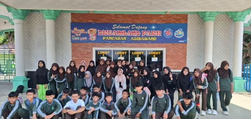 Refreshing Sekaligus Belajar, MTs Nurul Iman Cikembulan Gelar Outing Class Berenang di Dreamland Park Ajibarang