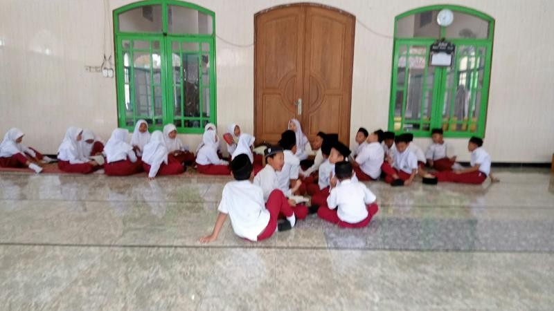 Gelar Bimluh Rutin di Masjid Al-Huda, Penyuluh KUA Sumpiuh Pendampingan Hafalan Santri MT Miftahul Huda