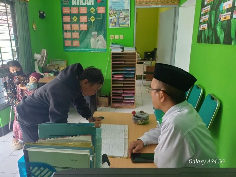 Warga Kober Ajukan Surat Keterangan Wali untuk Pernikahan Putrinya di Purwokerto Selatan
