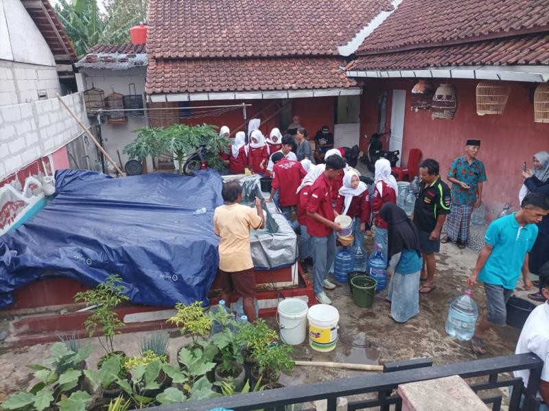 PMR Wira Conan MAN 1 Banyumas Bersama PMI Salurkan Empat Tangki Air Bersih untuk Warga Karanglewas Kidul