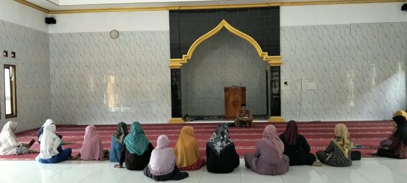 Penyuluh Agama Islam KUA Gumelar, Kambali, S.Sos., M.H., Berikan Penyuluhan Fikih Islam di Majelis Taklim Sifaul Qulub
