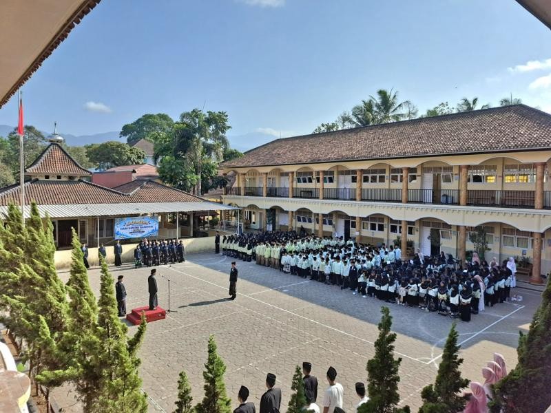 Khidmat dan Penuh Semangat, MTs Modern Al Azhary dan PPMTQ Al Azhary Ajibarang Gelar Upacara Peringatan Hari Santri