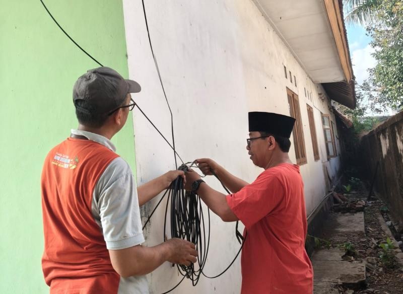 Jaga Kebersihan Lingkungan, Kepala dan Staf KUA Purwokerto Timur Gotong Royong Bersihkan Kantor