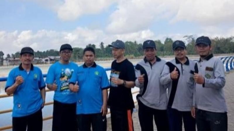 Jaga Kesehatan Jasmani dan Mempererat Silaturahmi, Keluarga Besar KUA Tambak Gelar Jalan Sehat di Embung Watuagung
