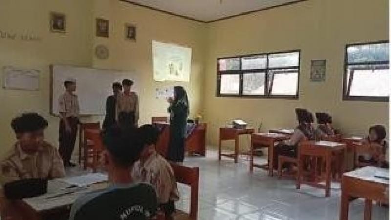 Kepala Madrasah Lakukan Supervisi Akademik terhadap Guru Akidah Akhlak dan Informatika MTs Nurul Iman Cikembulan