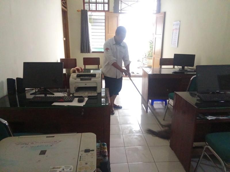 Pembiasaan Piket Pagi, Wujudkan KUA Wangon sebagai Rumah Kedua bagi Pegawai