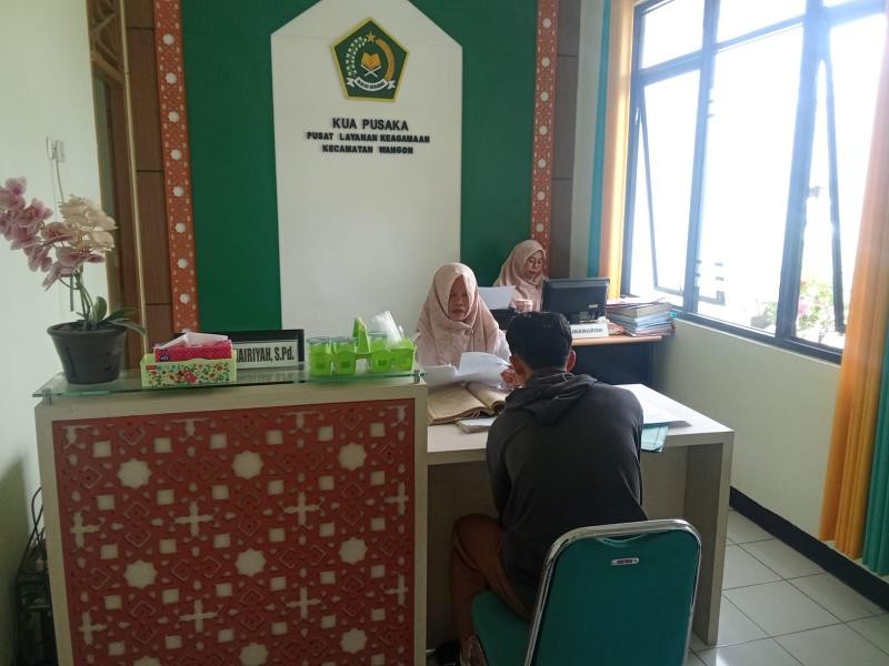 Japel KUA Wangon Layani Konsultasi Riwayat Pernikahan Warga untuk Pemutakhiran Data KK