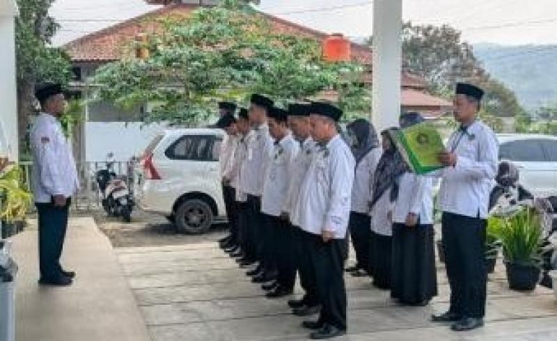 Semangat Pagi di KUA Somagede: Apel Rutin Tekankan Pentingnya Rasa Syukur dan Sukseskan Sosialisasi Bimwin Catin