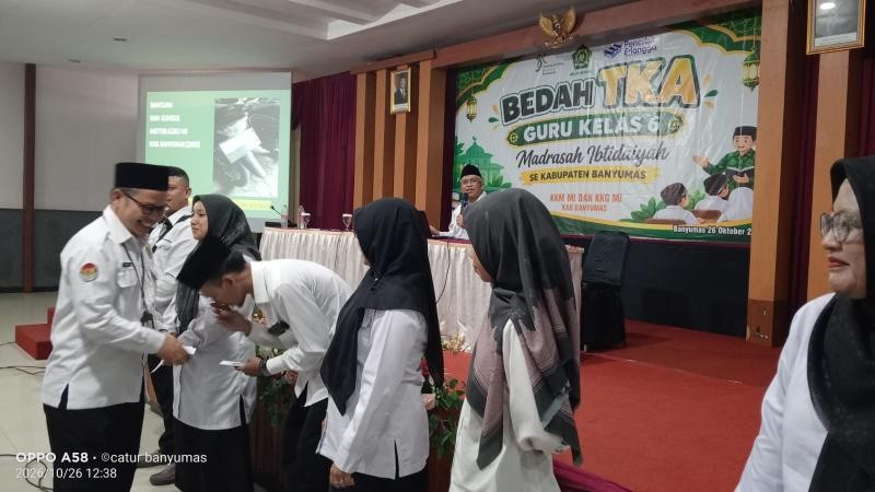 Kemenag Banyumas Beri Bantuan Ban Alus untuk 7 Guru Peserta Bedah TKA KKM MI se-Kabupaten Banyumas