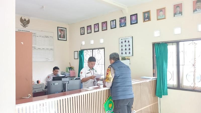 Sinergi Antar Instansi, Jajaran Polsek Purwokerto Timur Serahkan Langsung Undangan Pisah Sambut ke KUA