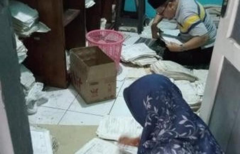 Menembus Lorong Waktu: KUA Sumpiuh Rapikan Dokumen Pernikahan Era 80β90an