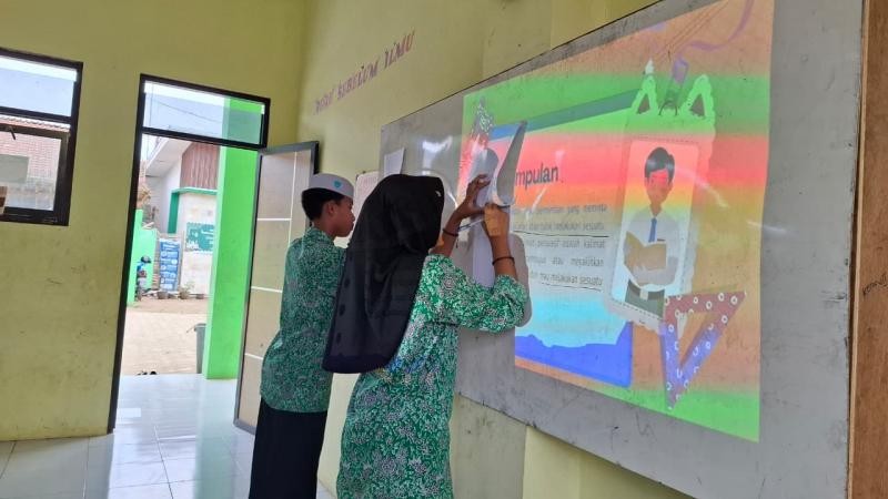 Kepala MTs Nurul Iman Cikembulan Supervisi Pembelajaran Bahasa Indonesia di Kelas VIII, Siswa Antusias Berdiskusi