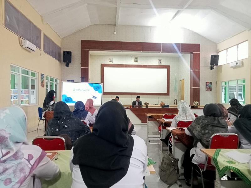 Guru MTs Nurul Iman Cikembulan Ikuti Workshop MGMP Akidah Akhlak, Praktik Buat Media Pembelajaran Interaktif