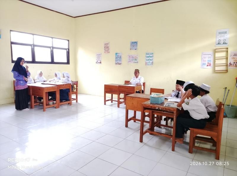 Kepala MTs Nurul Iman Cikembulan Supervisi Pembelajaran Bahasa Arab di Kelas VII, Siswa Belajar dengan Tertib dan Fokus