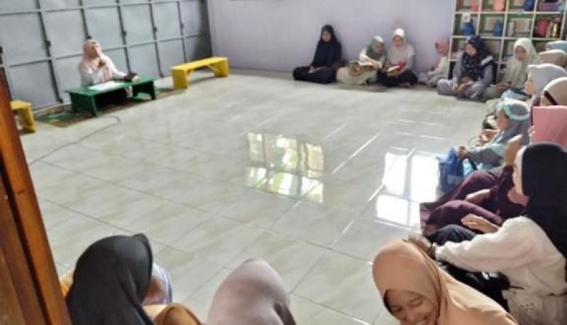 Penyuluh KUA Wangon Sampaikan Materi Pencegahan Nikah Usia Dini di MT Nurul Hidayah Klapagading