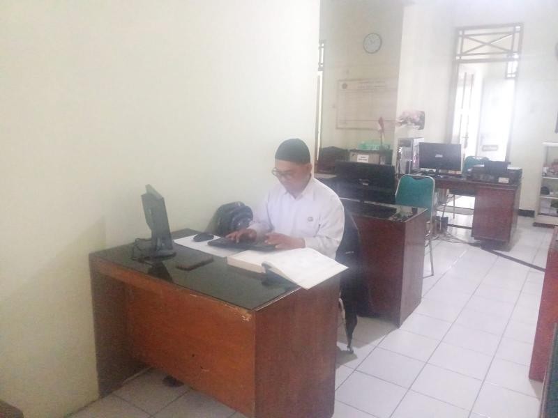 KUA Wangon Lakukan Entri Arsip Akta Nikah Tahun 2002 ke Aplikasi SIMKAH G.4