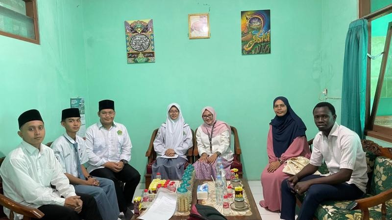 Perluas Wawasan Global, MA Al Ikhsan Beji Sambut Kunjungan Mahasiswa Internasional dari Gambia dan Kamboja