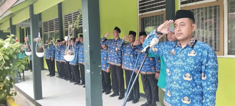 Gelora Semangat Kebangsaan Civitas Akademika MAN 3 Banyumas Khidmat melaksanakan Upacara Hari Sumpah Pemuda ke-98