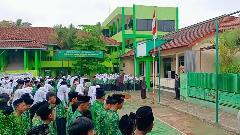 Peringati Hari Sumpah Pemuda ke-98, Dewan Guru dan Karyawan MTs Ma'arif NU 1 Kedungbanteng Petugas Upacara Bendera