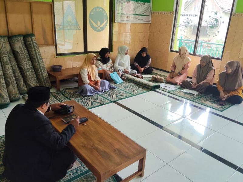 Penyuluh KUA Wangon Gelar Bimluh MT Wali Murid RA Diponegoro 233 Klapagading, Ajak Jamaah Amalkan Islam Secara Kaffah