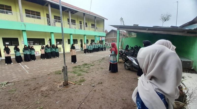 Kobarkan Semangat Persatuan, MTs Nurul Iman Cikembulan Gelar Upacara Peringatan Hari Sumpah Pemuda