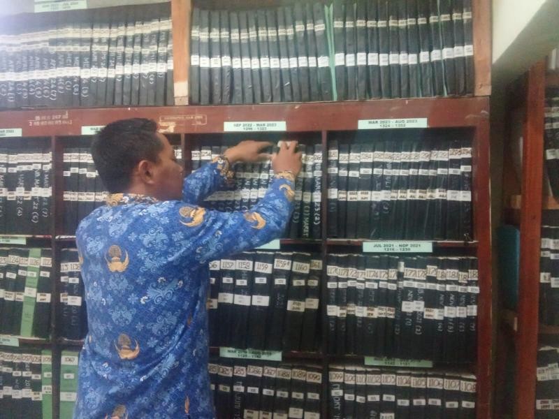 Pegawai KUA Lakukan Pemeliharaan Arsip, Penataan Berkas di Lemari Dilakukan Secara Berkala