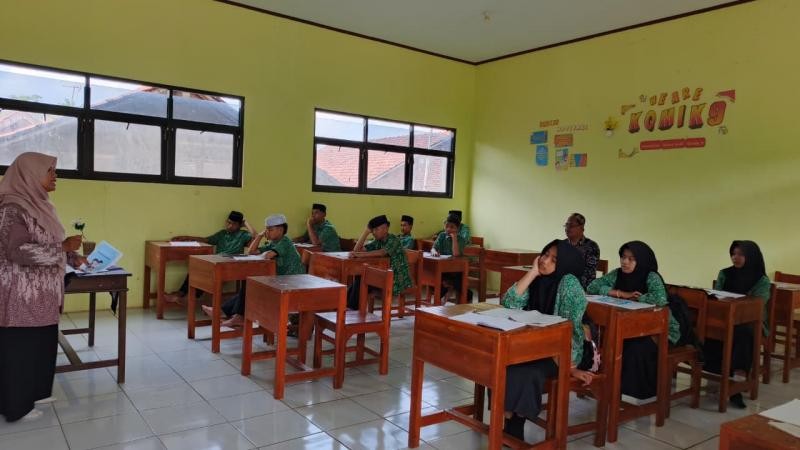 Kepala Madrasah Laksanakan Supervisi Pembelajaran Guru Matematika di MTs Nurul Iman Cikembulan