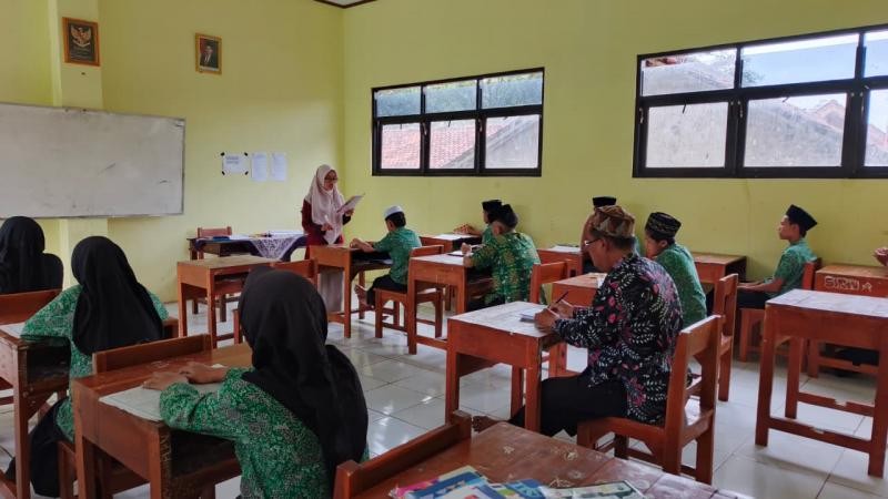 Kepala Madrasah Laksanakan Supervisi Pembelajaran Guru Quran Hadist di MTs Nurul Iman Cikembulan