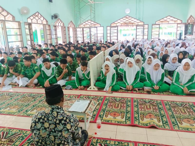 700 Murid SMK Maarif NU 1 Wangon Ikuti BRUS, Penyuluh KUA Wangon Tanamkan Nilai Positif Masa Remaja