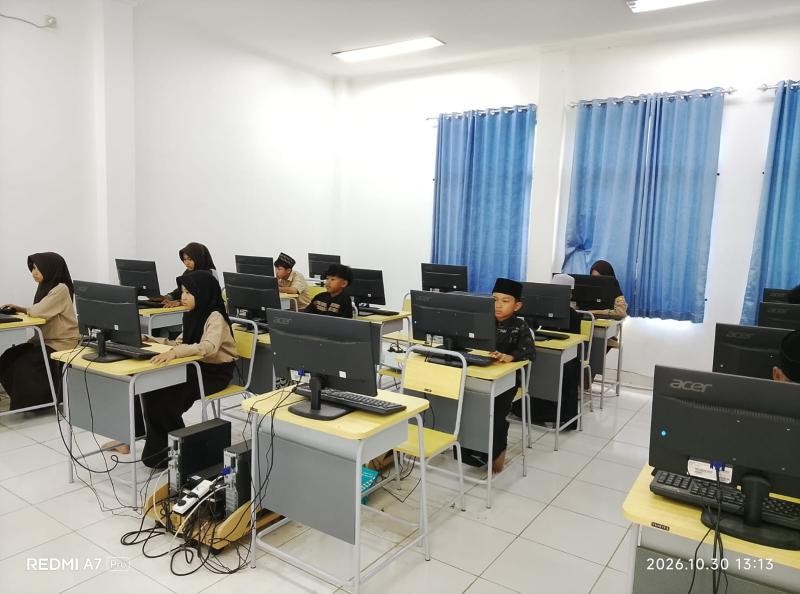 Siswa Ekstrakurikuler Komputer MTs Nurul Iman Cikembulan Belajar Membuat Buletin Kegiatan Sekolah